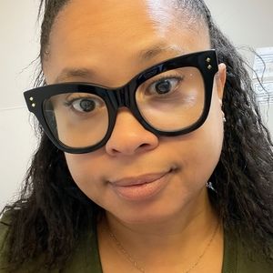 Meet your Posher, Adrienne